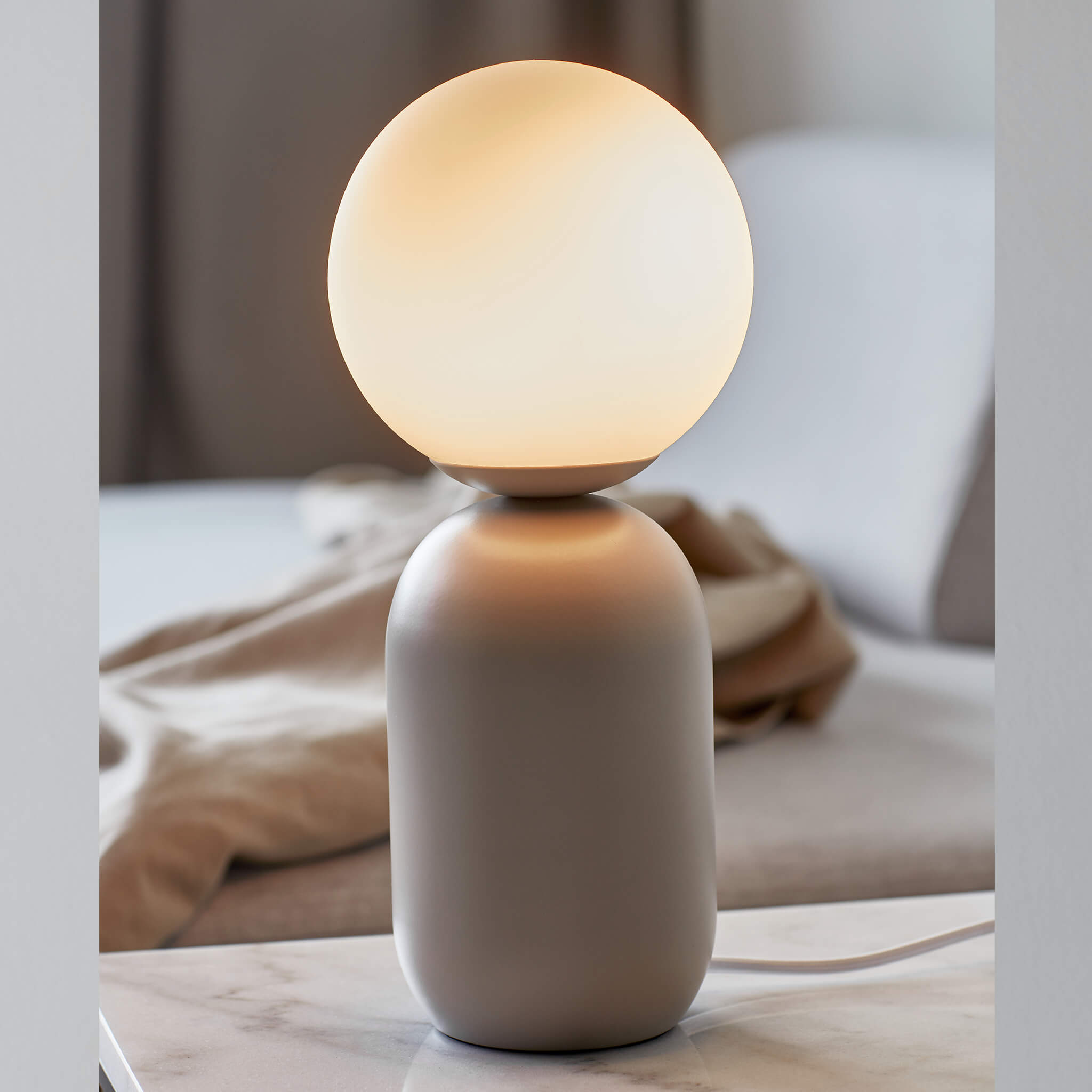 Alvara | Lampada da tavolo con globo in vetro satinato
